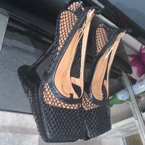 Mesh pumps with gold chain